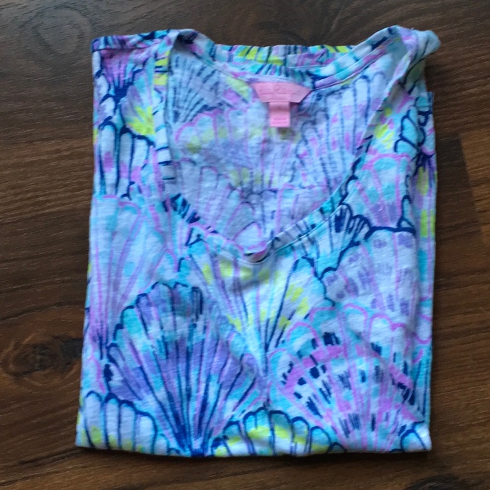 Lilly Pulitzer cap sleeve scoop neck top.